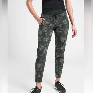 Athleta Trekkie North Printed Jogger in Olive Floral Size 6